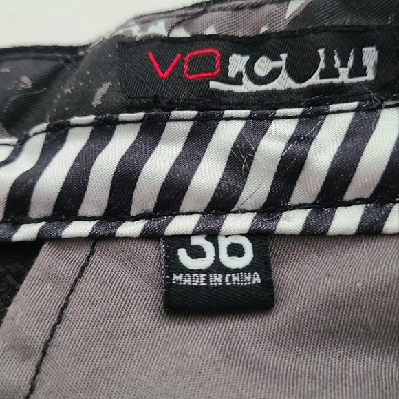 Volcom mens shorts sz.36  black/white striped - Picture 9 of 14